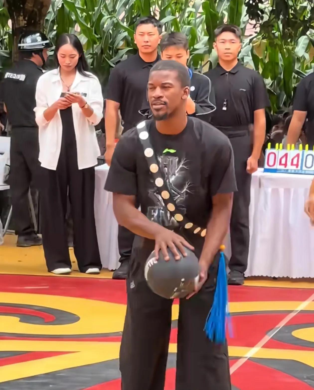 巴特勒明显瘦了，他的伤病还没完全恢复！

巴特勒在中国行期间给人的感受是他明显瘦