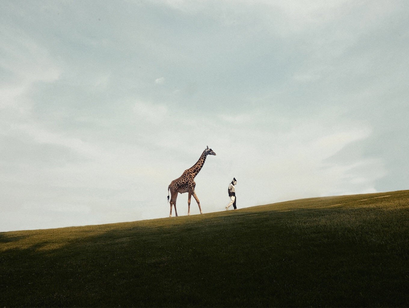 当你自己选择了与众不同的生活方式后，又何必在乎别人以与众不同的眼光来看你。| 多