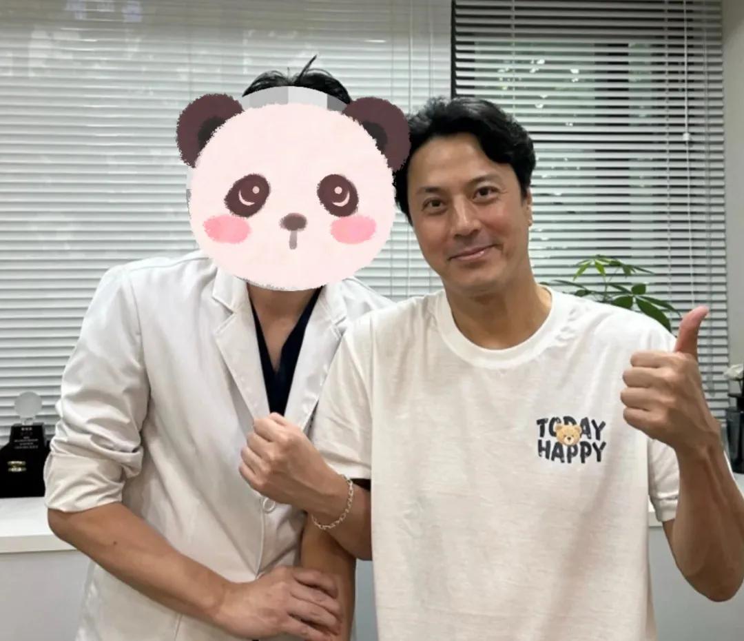 还记得这位童年男神吗？52岁仍帅气，可惜已经退圈了
他的名字叫韩在硕，年轻时不仅
