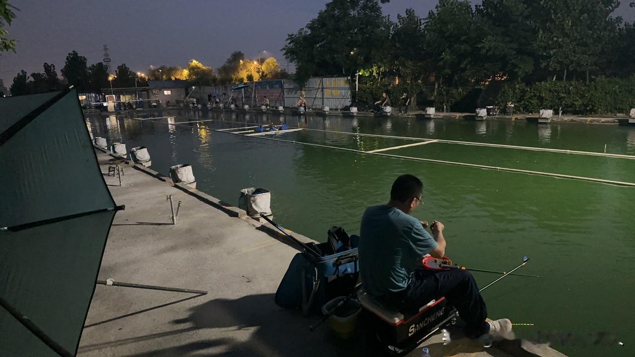 下午酷暑天，天空飘来一片厚重的阴云，不一会儿，大颗的雨滴砸向地面，顿时一股泥土的