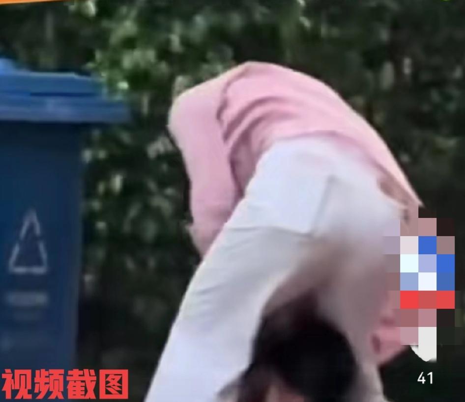 有娃不愿意上幼儿园怎么办。

有宝妈没有哄着萌娃，也没有责怪萌娃，还是与萌娃好好