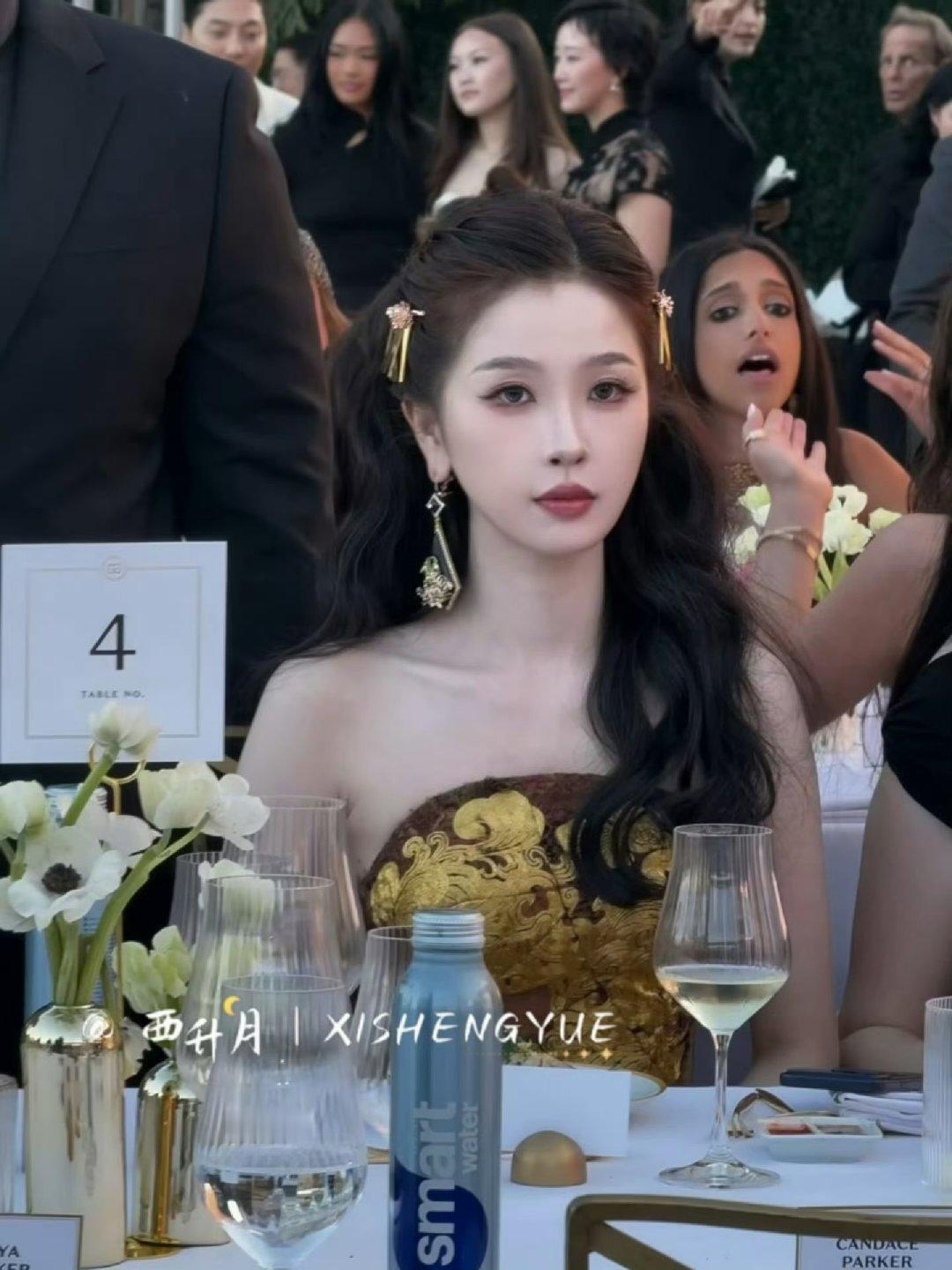 好米的下颌线，好紧致的小脸 