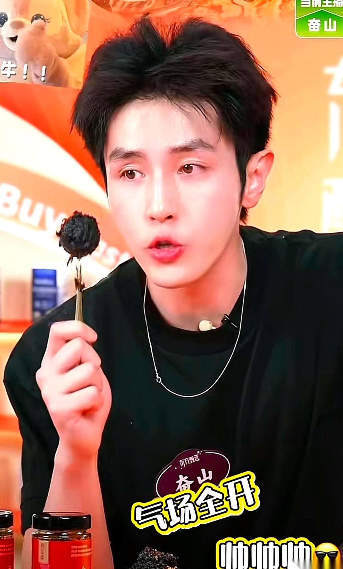 东方甄选那个营养号的直播间，出了个狠人。
当时天权正播着，评论区突然有人刷屏：隔