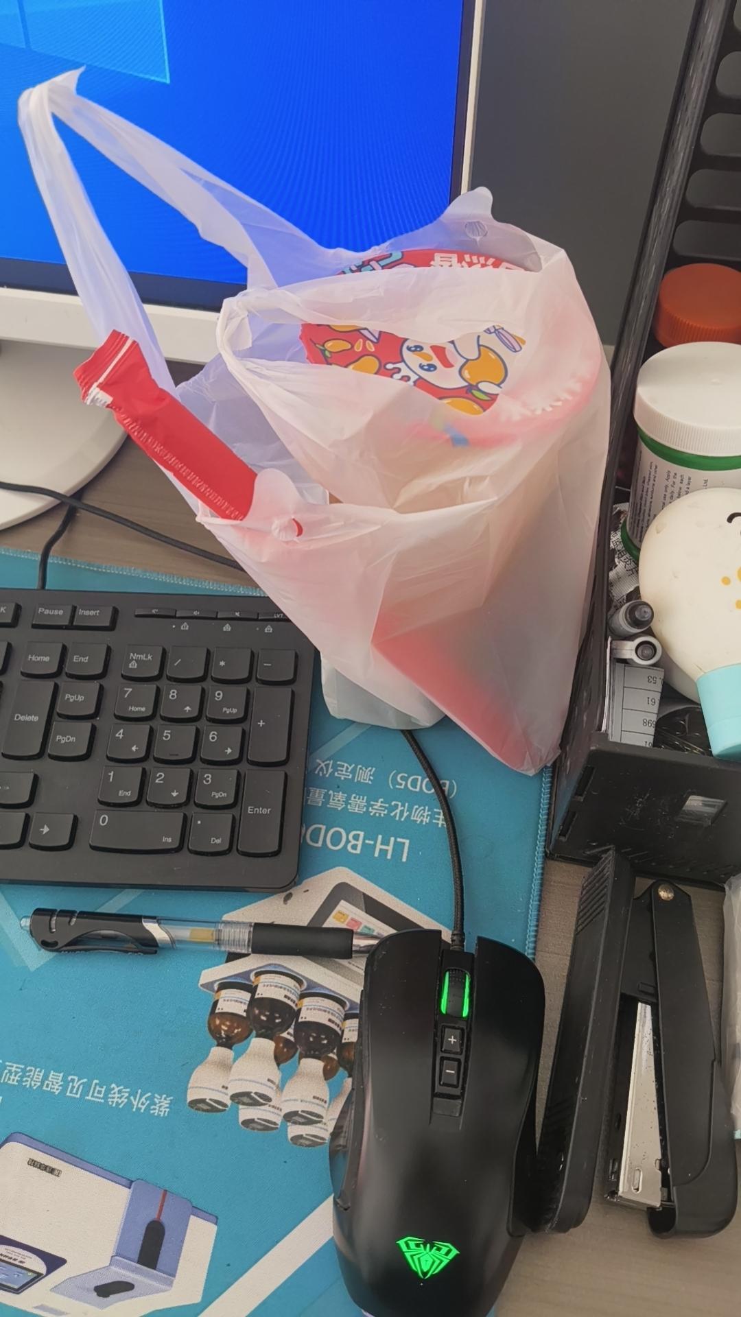 又是被同事宠的一天
成年人的减肥，终究逃不过同事的花式投喂
 
真的想问一句：这