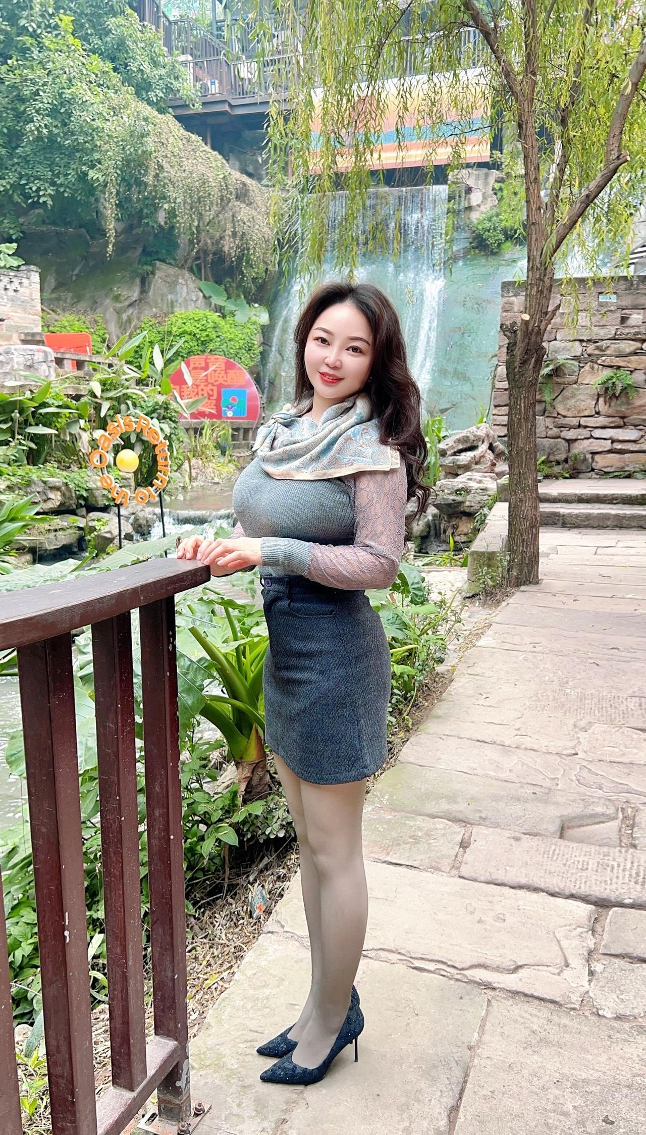 优雅漫步在绿意盎然的公园，感受自然与时尚的完美融合。🌿👗👠