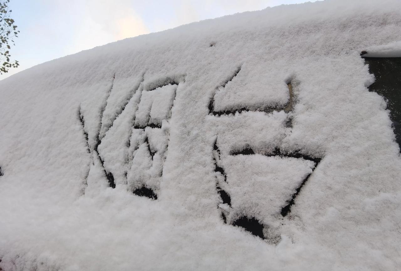 11月27日，烟台市区继续迎来降雪。