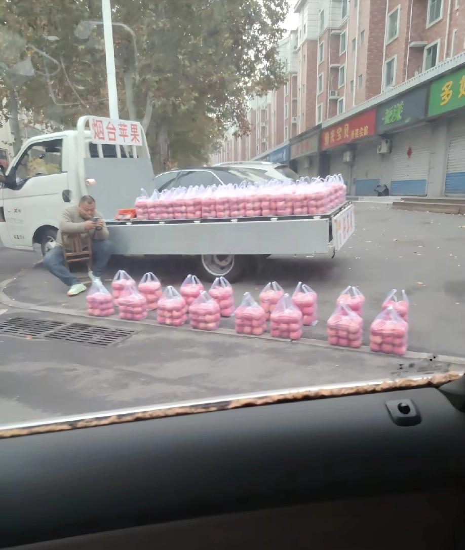 山东，街头一位卖苹果的大哥火了！不是因为苹果多便宜，而是他摆的苹果摊，整齐得让人