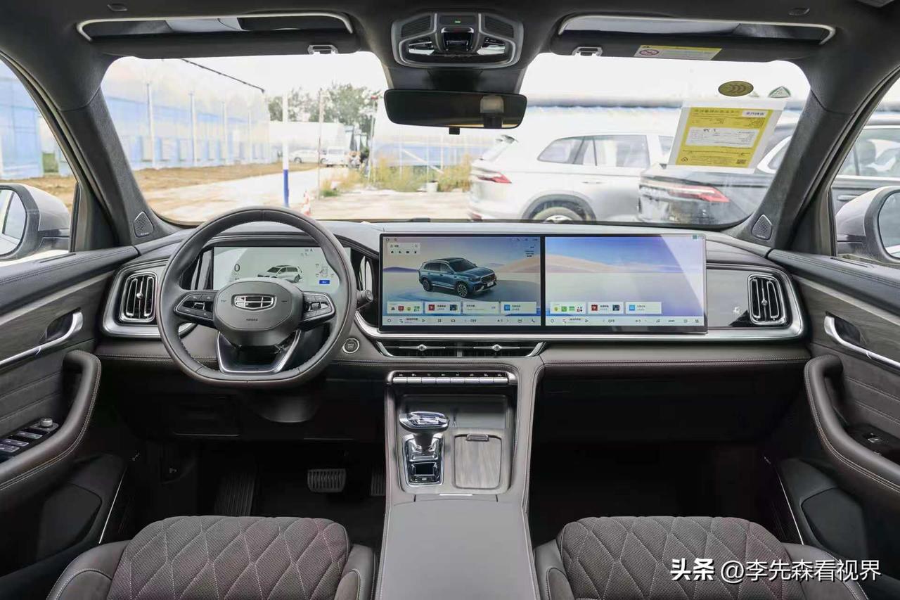 车是好车，可为什么就是要放那么多屏幕呢？万一遇到事故，副驾驶的气囊位置和屏幕正好