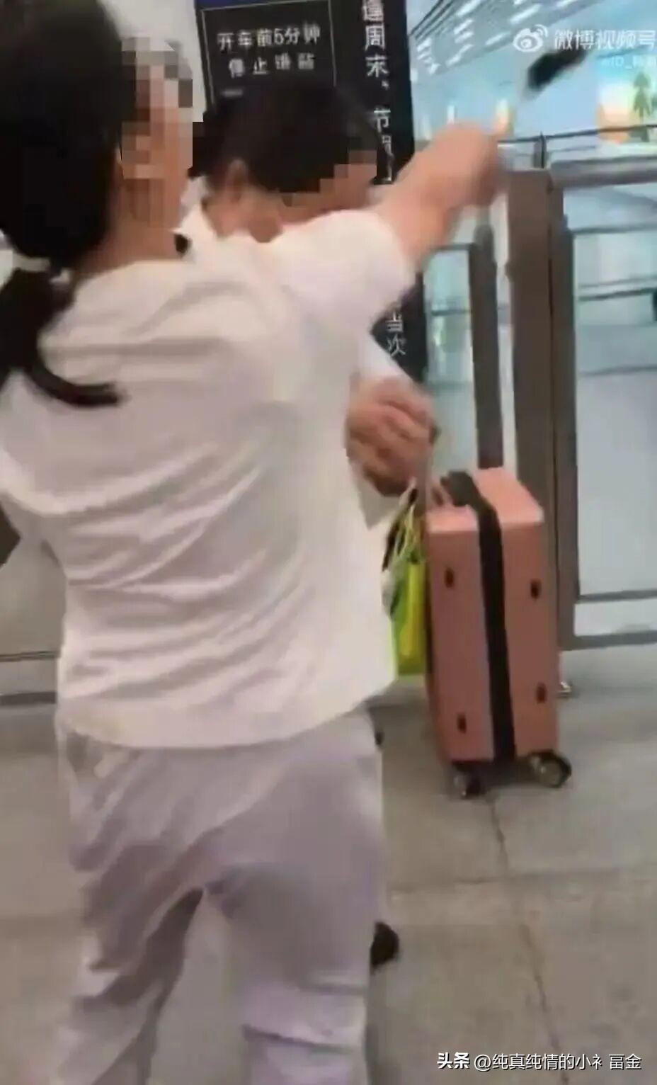 6月30日16点35分，一名女性旅客赶到广州东站检票口，想要搭乘16点36分发车