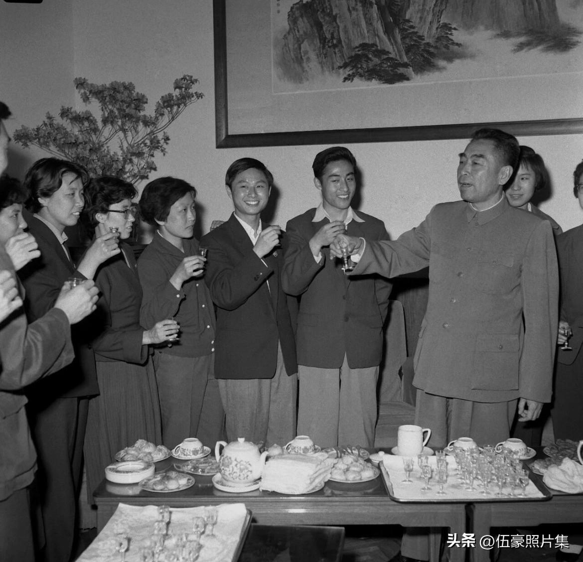 1961年，周恩来总理与乒乓健儿举杯同庆取得佳绩。当时，中国乒乓球小将们在第26