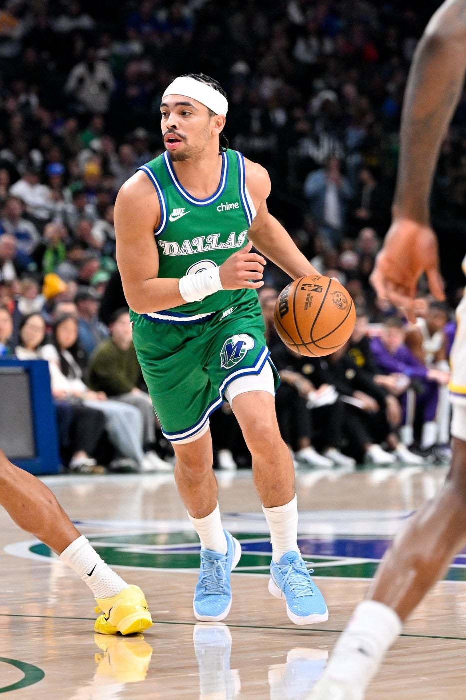 Shams：独行侠裁掉泰厄斯·琼斯，2年合同转正双向的小内姆哈德。NBA