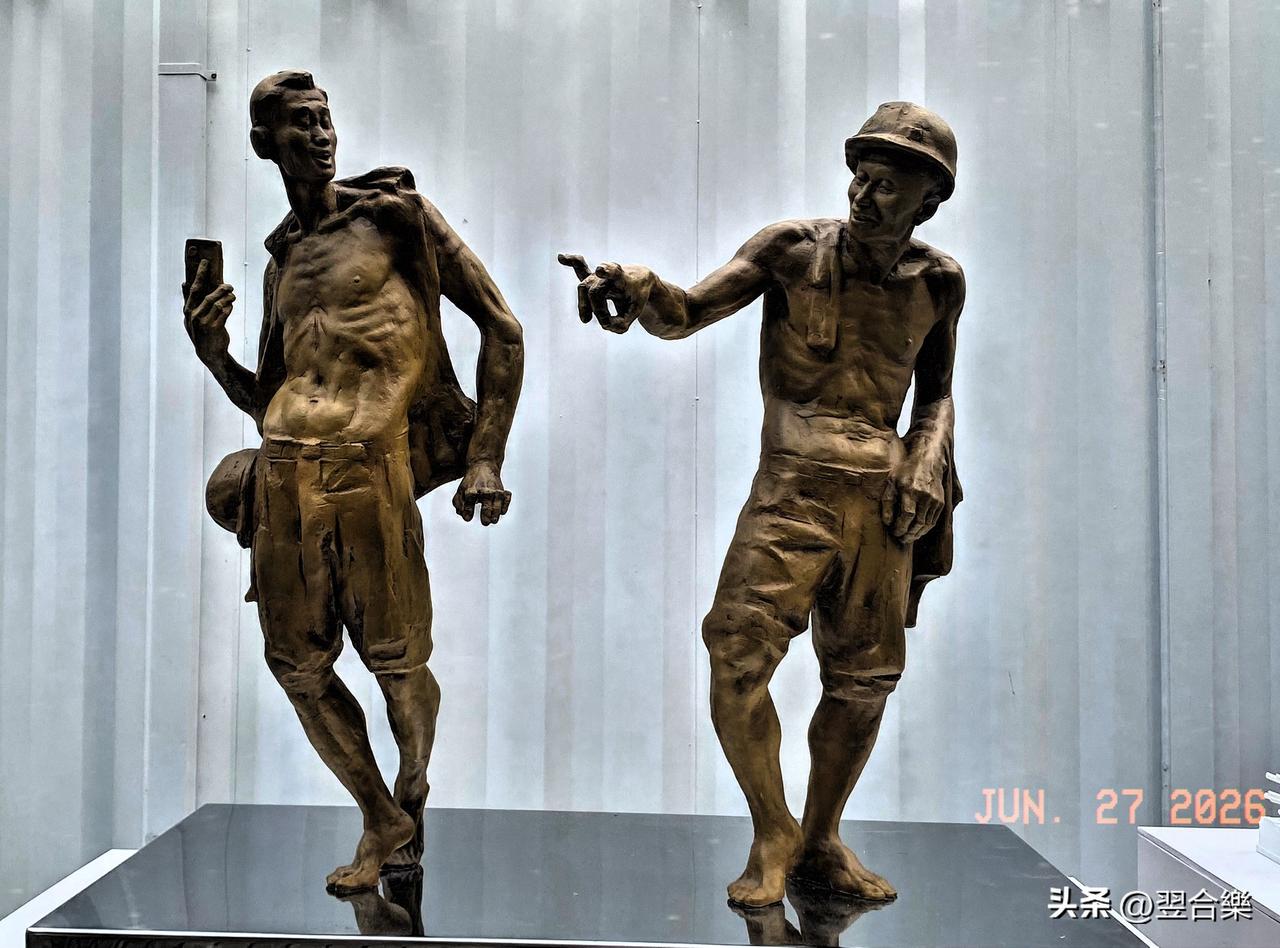 《雕塑展新姿，奇妙构思绝》
苏州，汇江南山水灵韵，展现代城市新姿。金鸡湖畔、李公