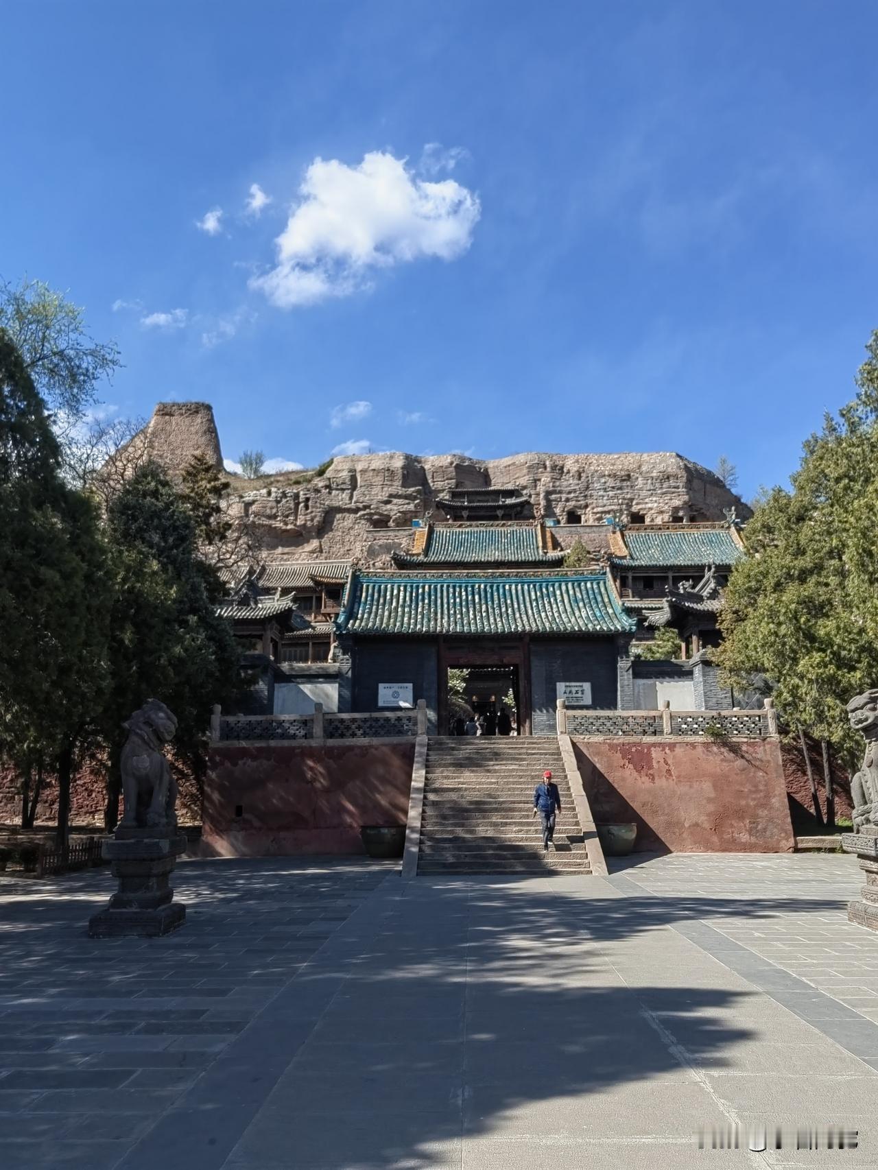 糊涂半世无关酒
明白一生只有情

人生难得糊涂，事事关心会让心沉重，学会事不关己
