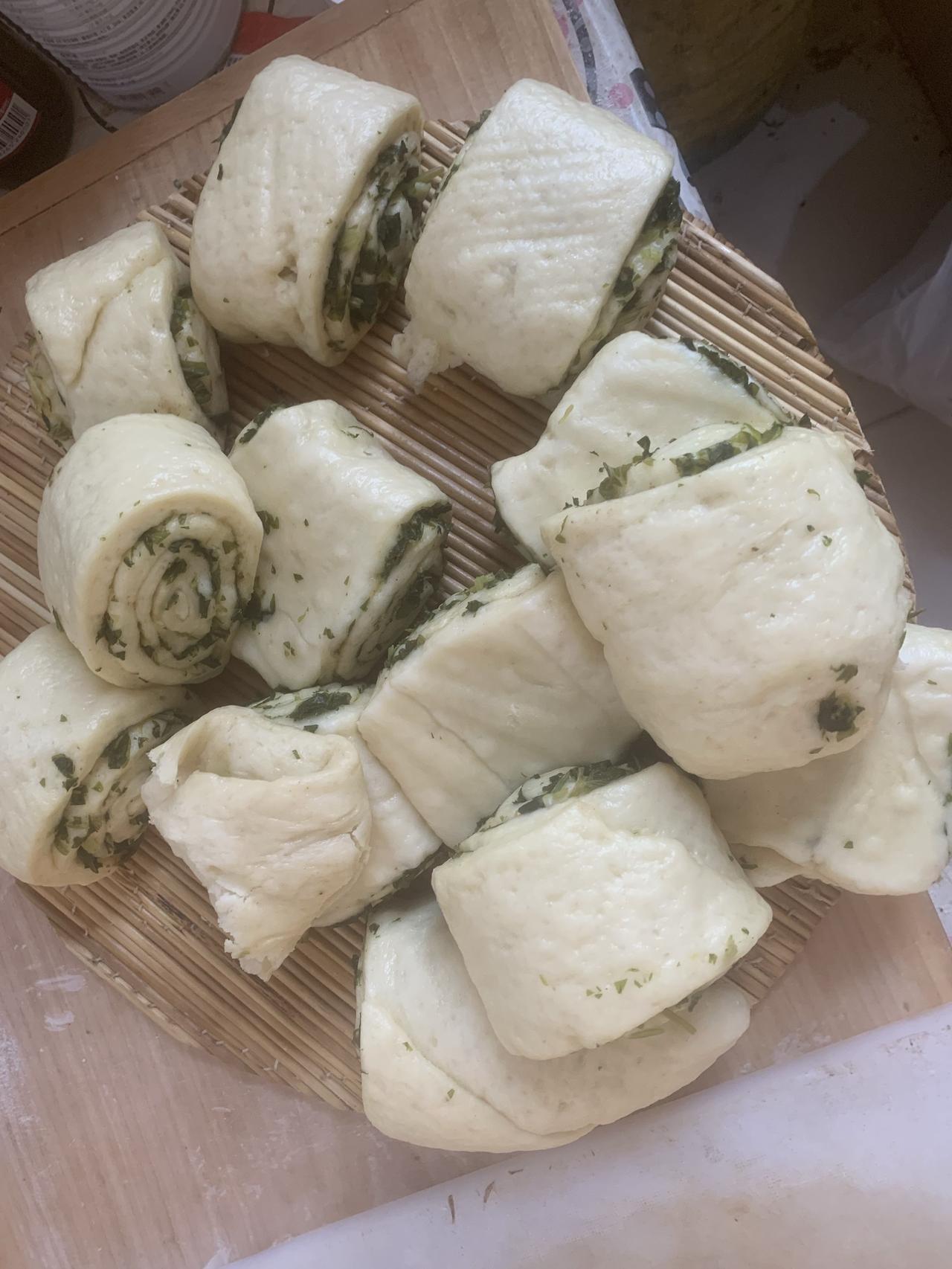 晒图笔记大赛民以食为天。就知道吃。吃就吃自己做的芹菜叶花卷。那味道一一地道。