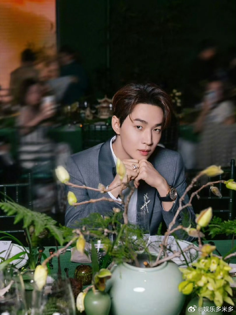 晚宴内场里的刘宪华 刘宪华这晚宴范儿！优雅得像月光，贵气得像星辰，温柔高级感包裹