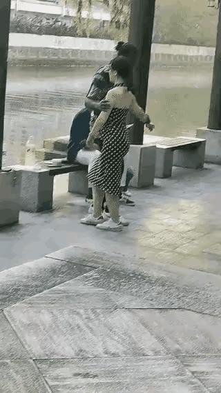 难怪隔壁的狗娃娶不上老婆，原来是他晒得不够黑。
狗娃生得人高马大，快四十了还没有