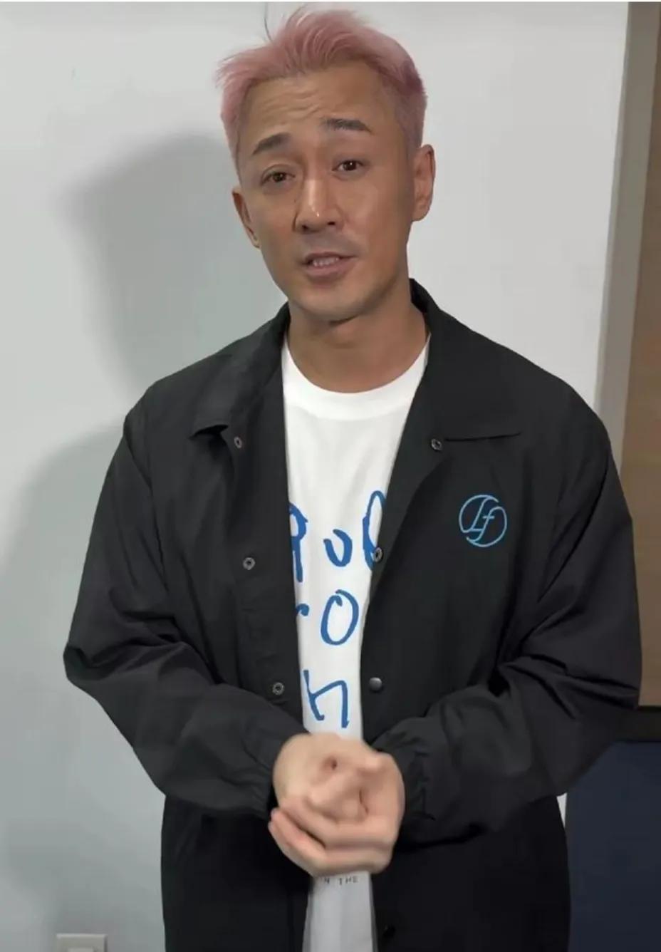 是谁把大帅哥拍成这样？

现在都快50了吧

以前是真的帅啊

现在这状态已经很