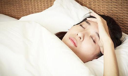 为什么晚上饿着睡觉反而更养人？大多数人总吃饱睡觉是错的。

不少人觉得，睡前吃得