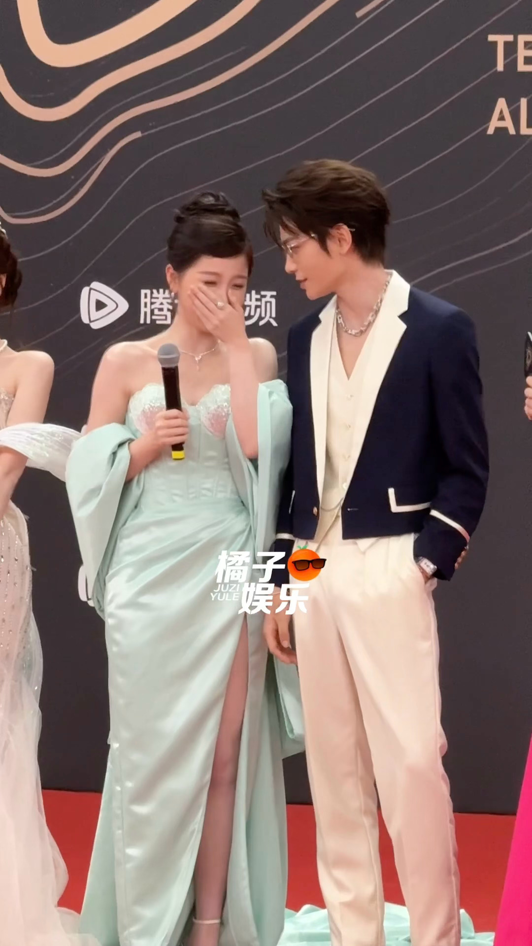虞书欣丁禹兮在悄悄说什么，说的这么开心，能说给我听吗？[憧憬]  