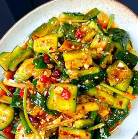 不是卫生不达标，不是食材不新鲜。
就因为没办一个“冷食类食品经营许可证”。
有人