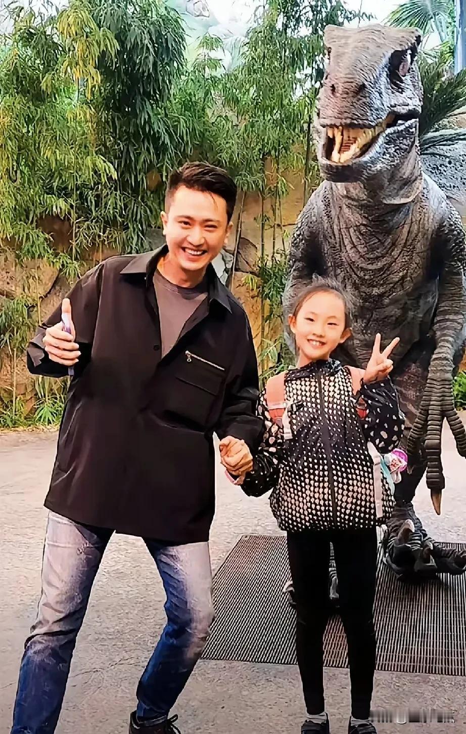 杨帆倍女儿游公园，满满的父爱，笑容满面，父爱如山。女儿活拨灵动可爱，好是开心快乐