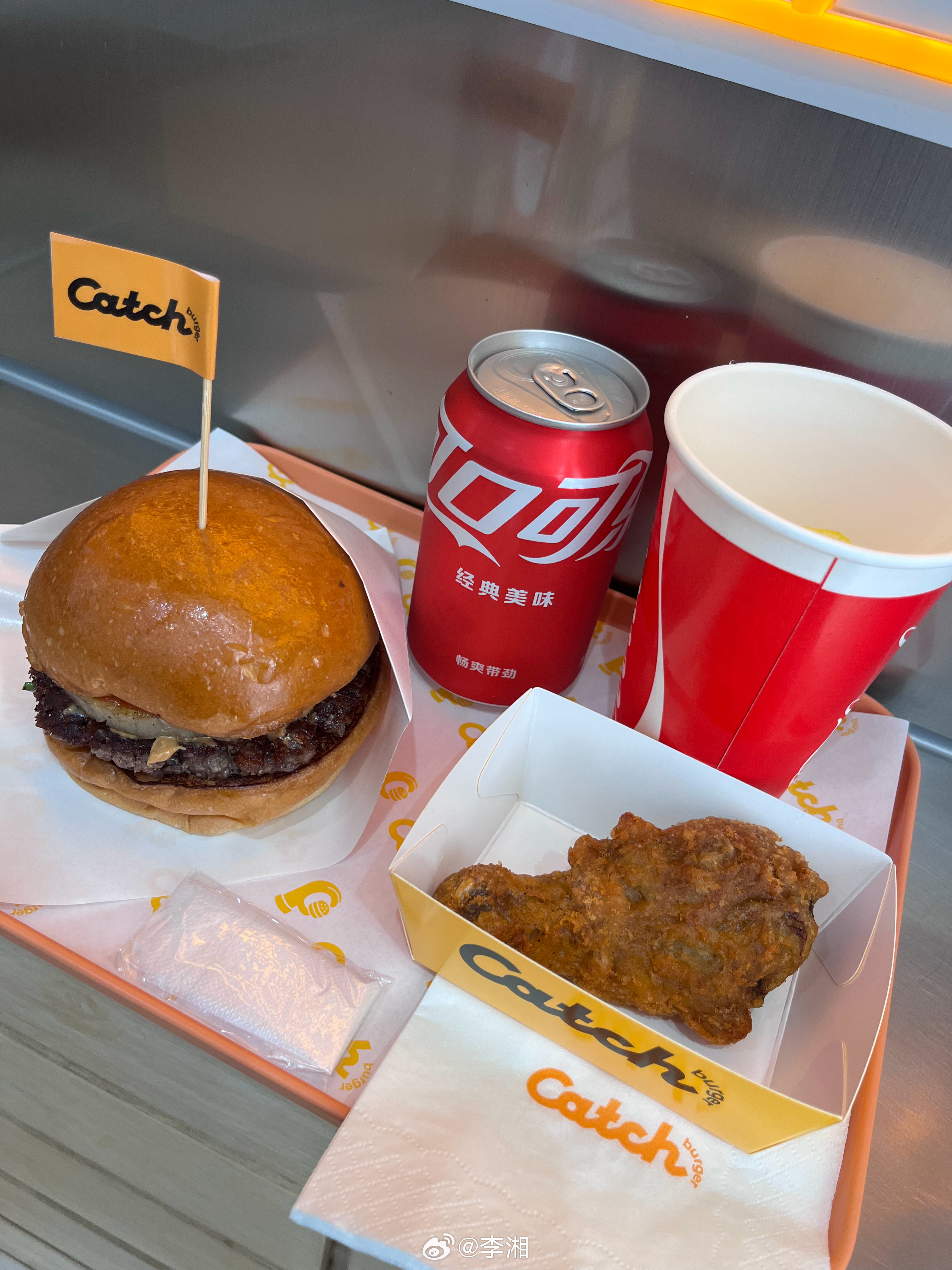 我真的超喜欢这个汉堡店。疯狂推荐。这家店叫Catch Burger咔吃汉堡。开在