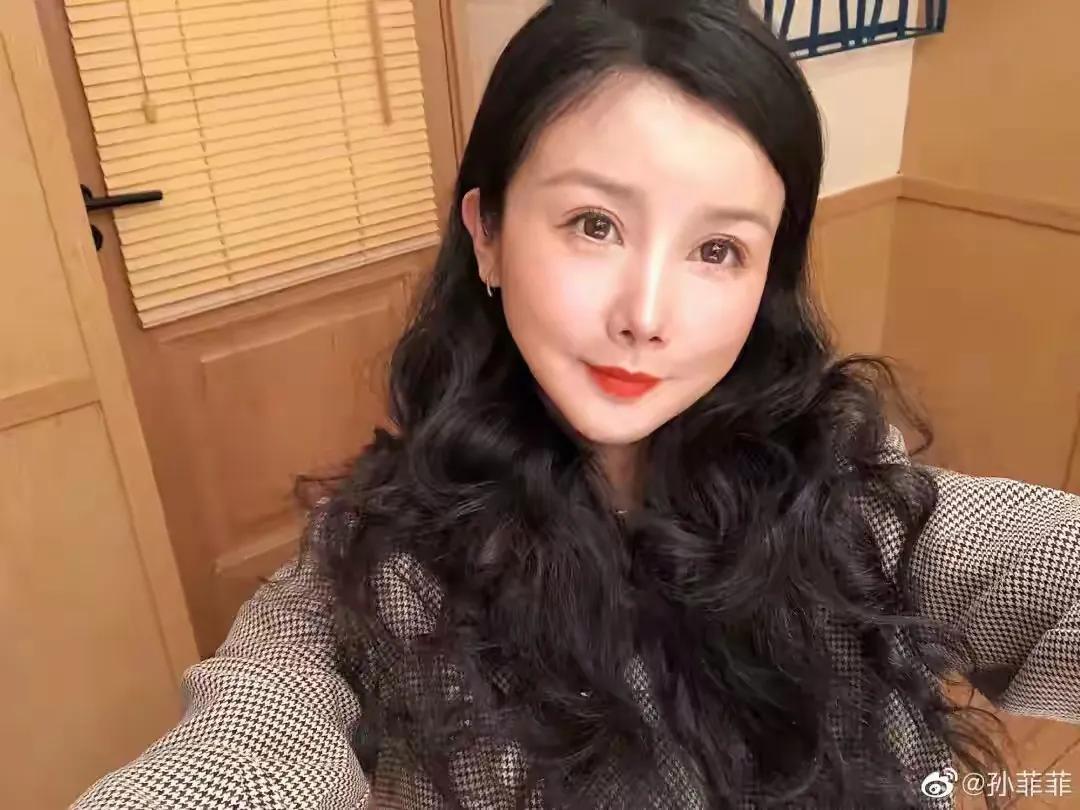 演员孙菲菲被前夫指责害死公公？

本已隐退娱乐圈的演员孙菲菲，最近发文宣布离婚重
