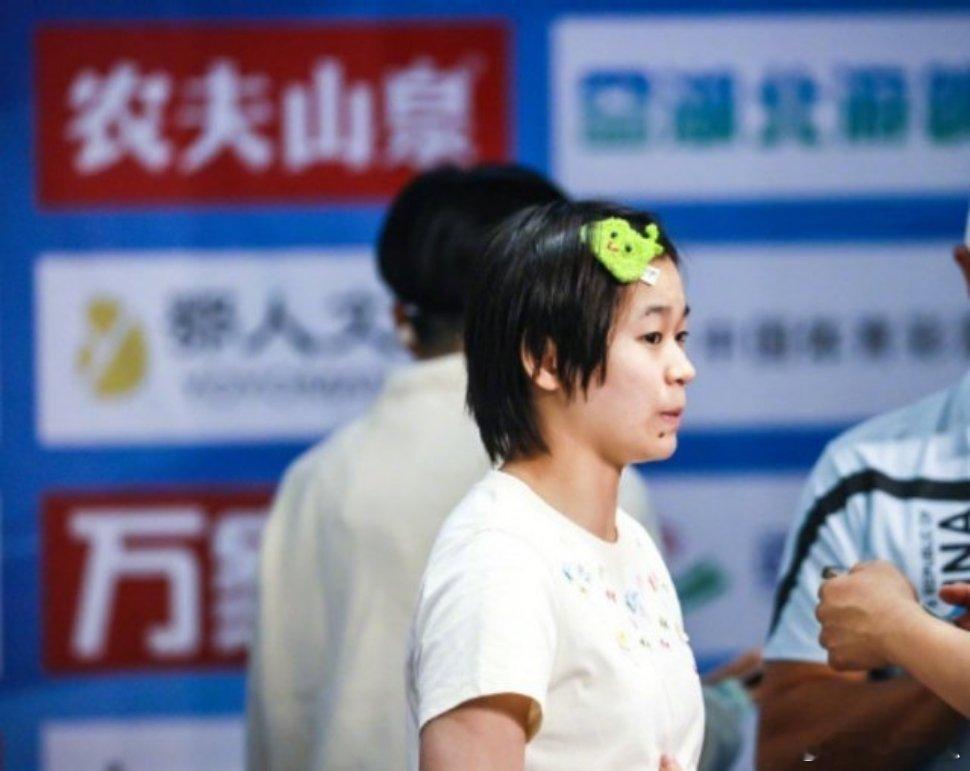 全红婵的发夹好可爱武汉全国跳水冠军赛现场，全红婵因伤退赛后现身观赛，头戴绿色卡通