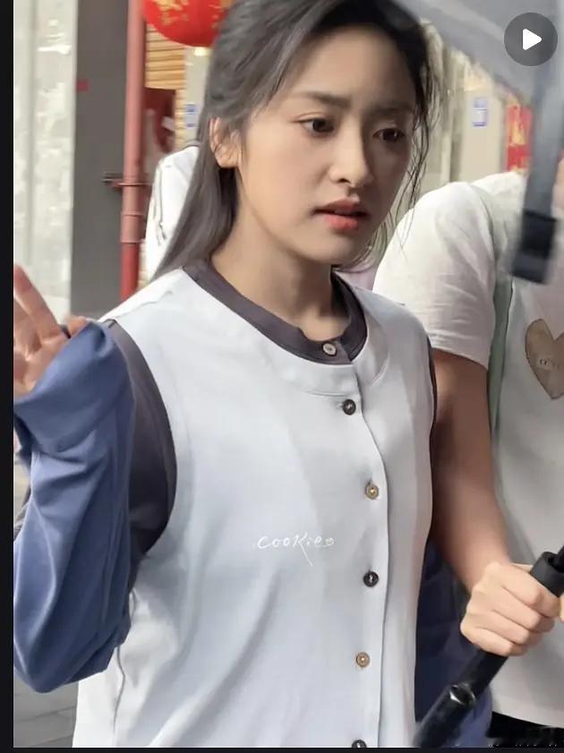 这是哪里搜出来的丑衣服给沈月穿上了