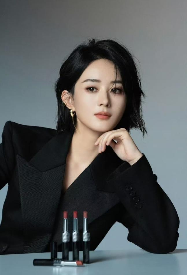 赵丽颖又被嘲了
原因是既没有登上VOGUE群封，又不参加W杂志举办的盛典，这次W