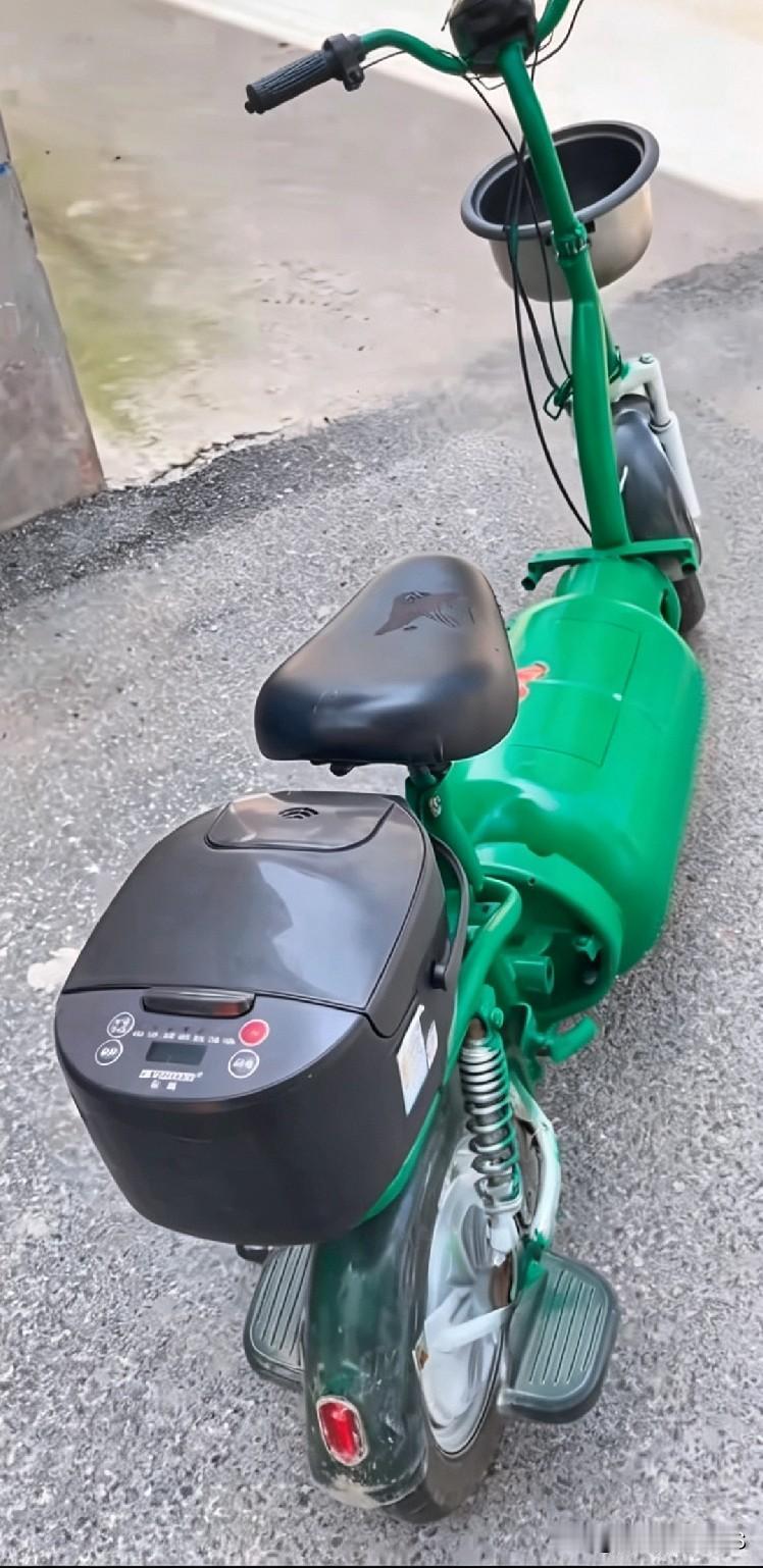 你们来看下这个神人改的电瓶车！煤气罐拿来当车身，车头还焊口铁锅，厨房家伙事全部整