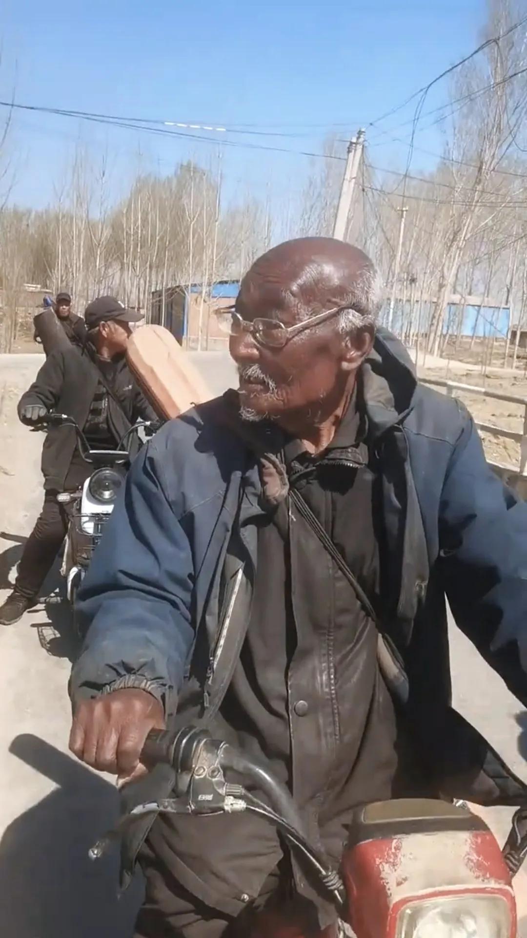 钓鱼大爷一个比一个厉害，今天出场的这位河北大爷可堪比大神级别的存在啊，人送雅号：