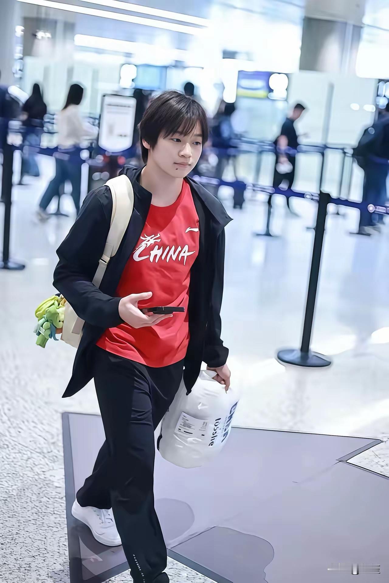 全红婵 6 岁就离家练习跳水，在练习跳水中没少吃苦。她夺冠军说的最朴实的一句话就