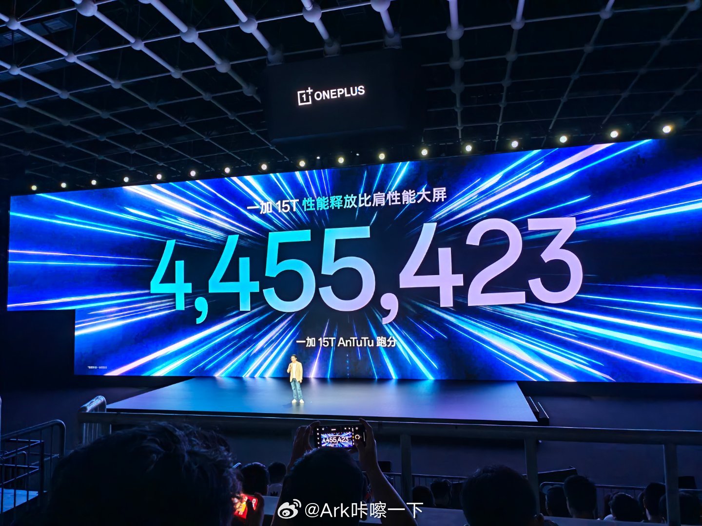 一加15T 性能续航超越大屏旗舰，真正实现小屏无需妥协性能。一加 15T 搭载第