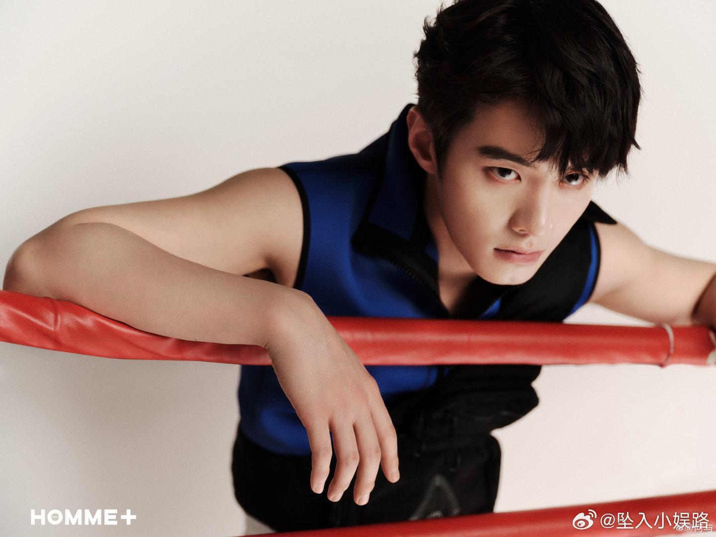 #何与白皮体育生#这样的运动型男孩也真的是非常的让我们大家心动了，看到何与不仅运