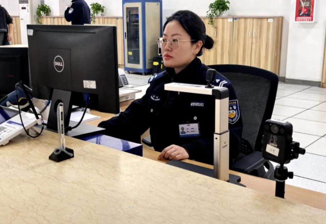 浙江杭州的朱珈虹火了！
杭州一男子在广东工作，因行驶证到期了需要马上在有效期内换