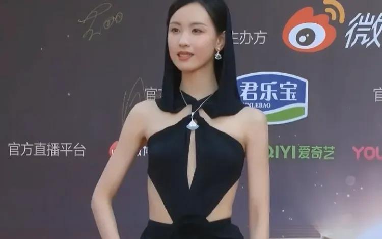 这么自然的黑头发  被你这么一说  我才知道是头纱[捂脸][捂脸]我觉得她很漂亮