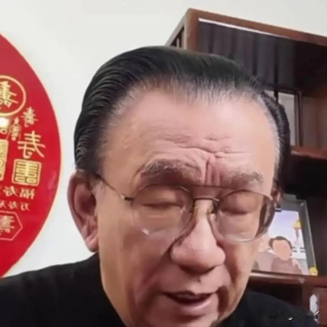 侯二又出幺蛾子了。
他说侯震不是侯家长子，也不是长孙，却承认侯震的爸爸是他哥。不