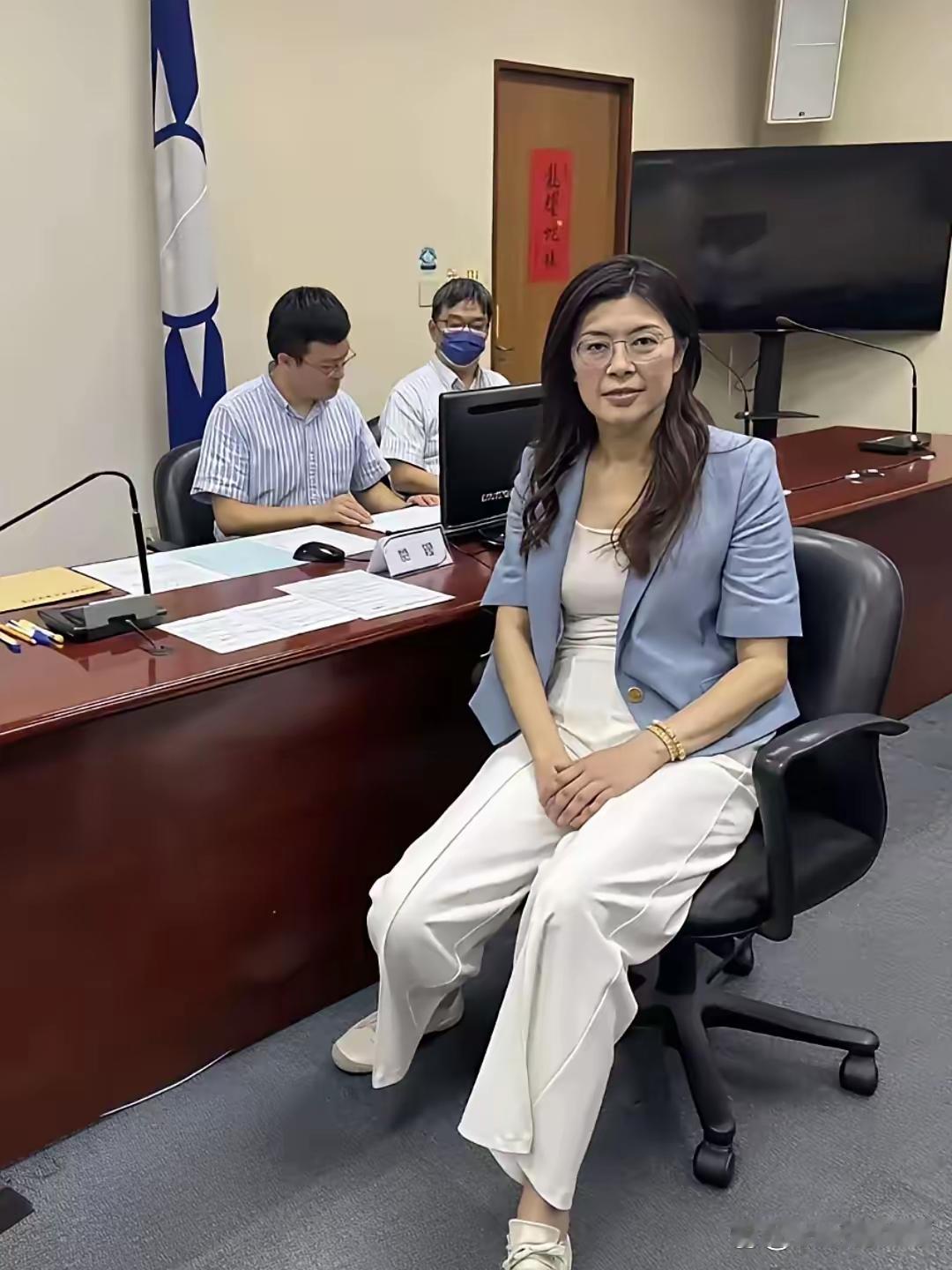 郑丽文说，两岸关系一旦正常，你就不需要这样子被美国勒索。也不用一天到晚买这么多武