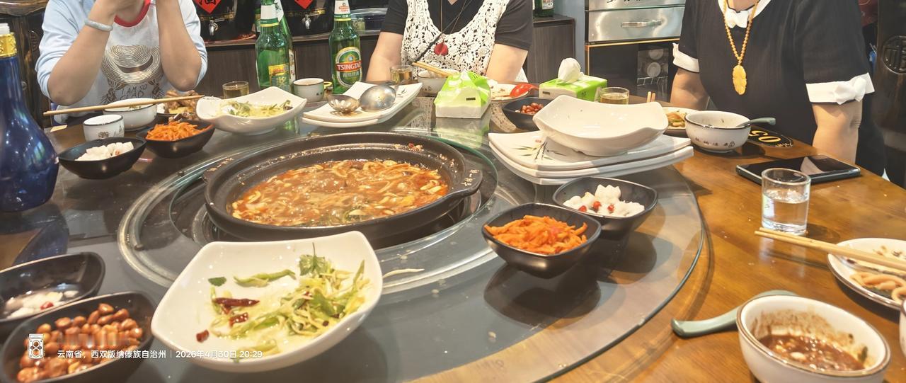 ：
战友老猫，凌晨五点，一脚油门就奔新疆去了。

昨晚那顿饯行酒，本来说好我请，