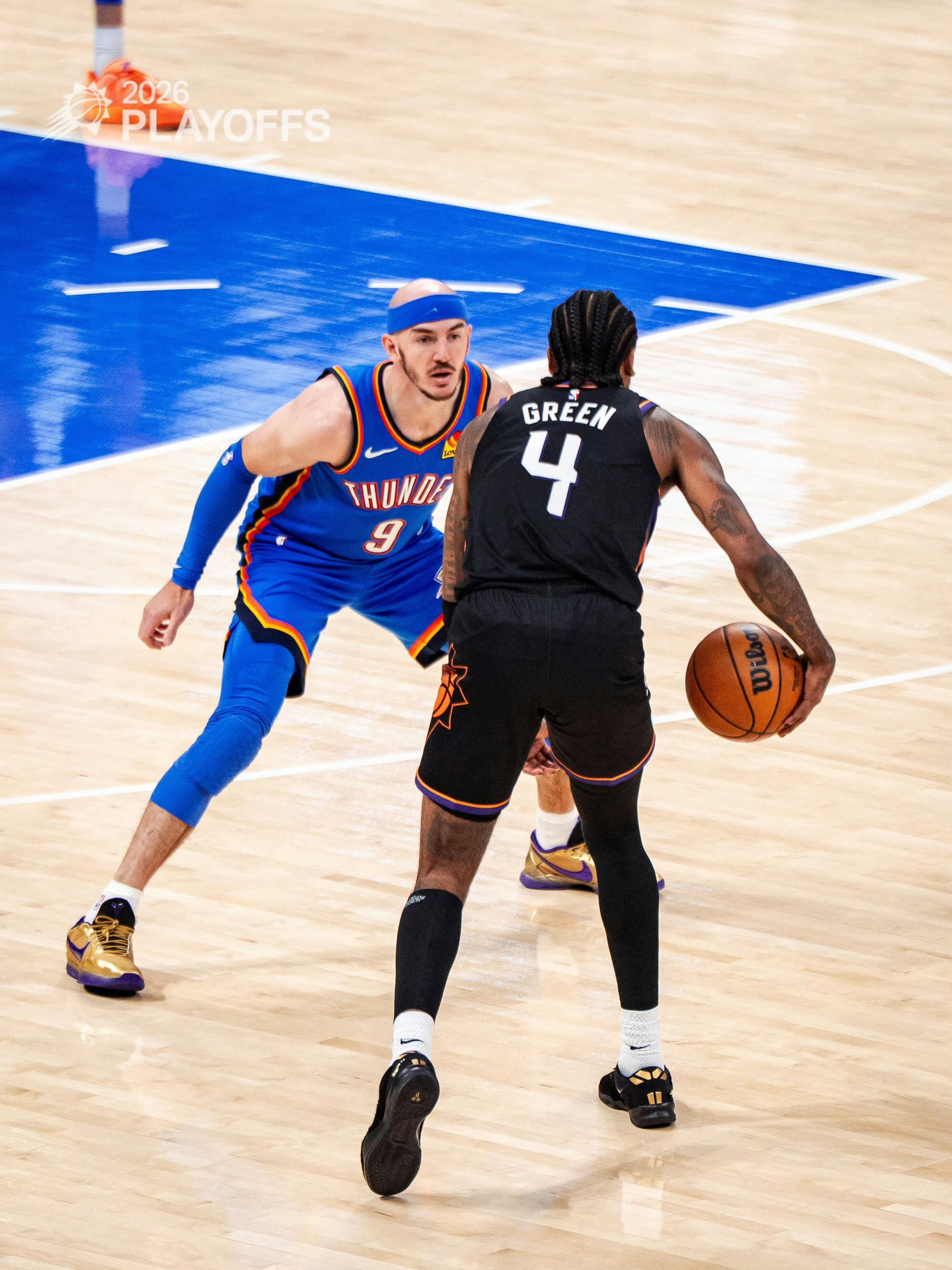 赛前就听说俄克拉荷马城主场球迷的氛围能量爆棚，也听说雷霆队在防守端极具压迫性。到