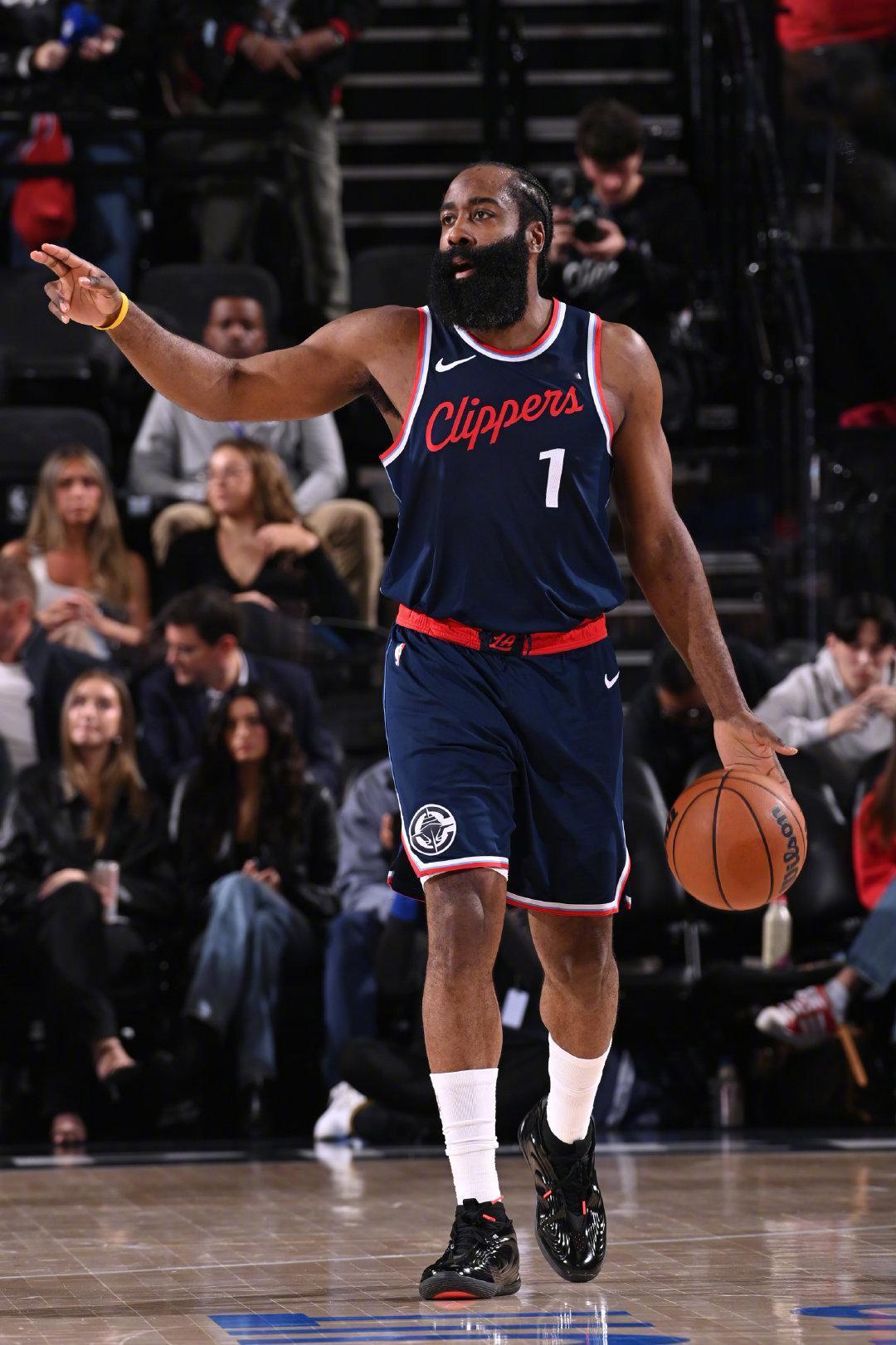 赛后一看上场时间，今天哈登又打了36分钟。虽然哈登最近状态有点低迷，投篮铁了点，