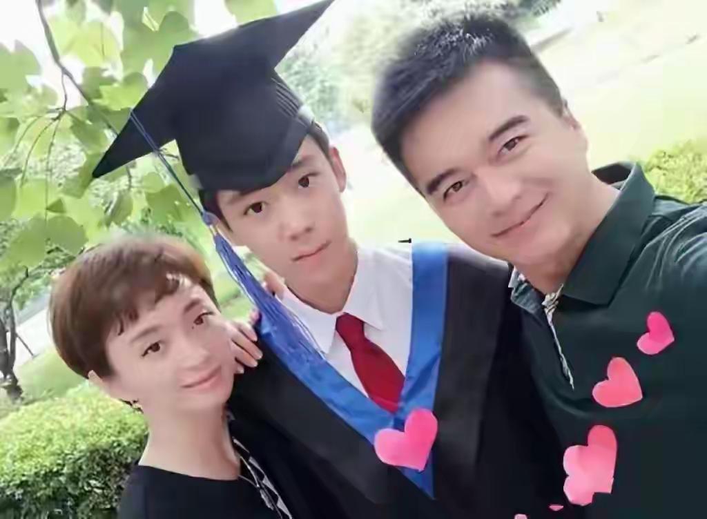 何晴和许亚军育有一子，现已成人。母亲走了，还有大明星父亲在托举着，估计日后也会走