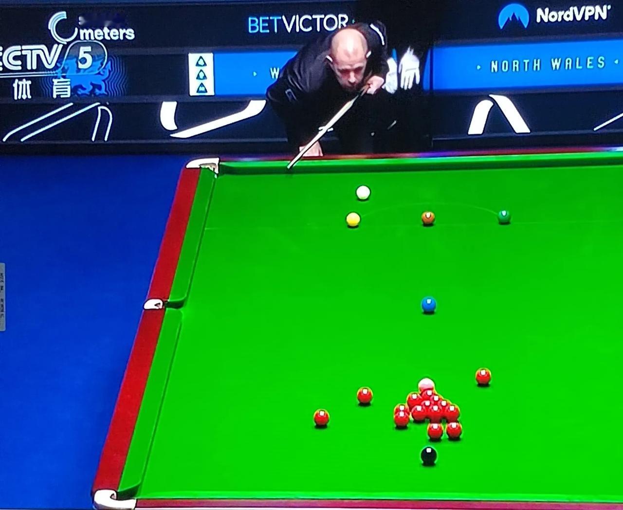 真悲哀！
现在，CCTV5又在直播两个外国球员马克威廉姆斯和霍金斯之间的比赛。