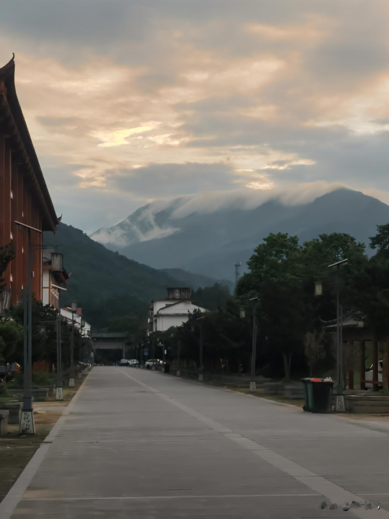 真正的修行是什么？
是不含人间烟火，还是游戏红尘？
是在山高路远的地方，还是在高