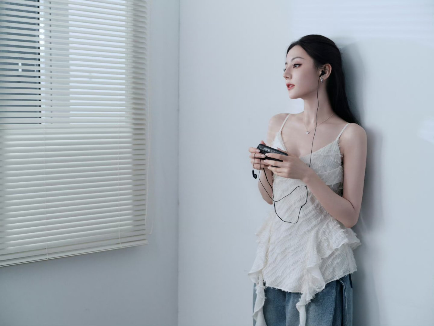 迪丽热巴[超话]迪丽热巴益起来 dlrb每日一善少年时要恢宏气度，青年时肯吃苦耐