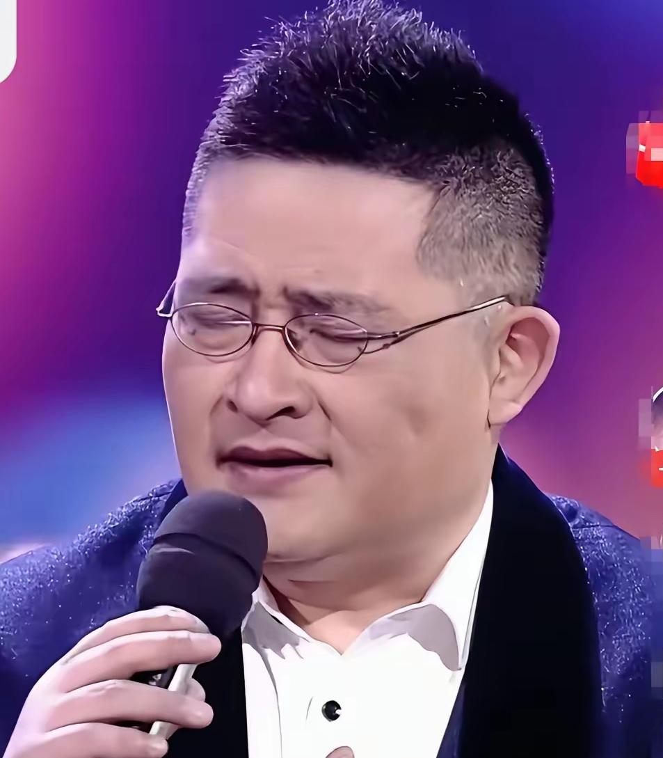 外形和嗓音都和刘欢高度相似，本人也极具才华。很多人都误以为《父母爱情》片尾曲是刘