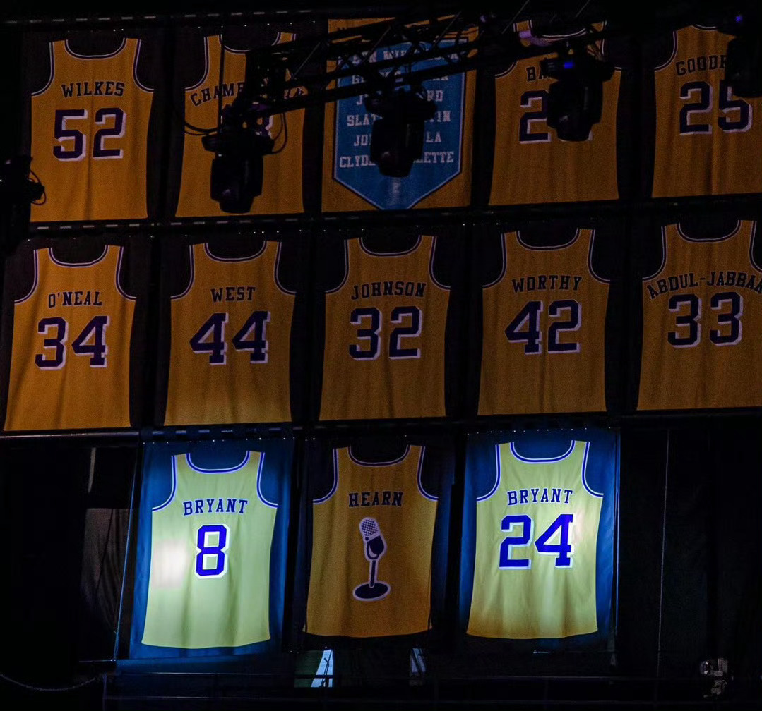 【🏀传奇永存！八年前今日，湖人队隆重告别科比的8号和24号战袍🏆】那是属于湖