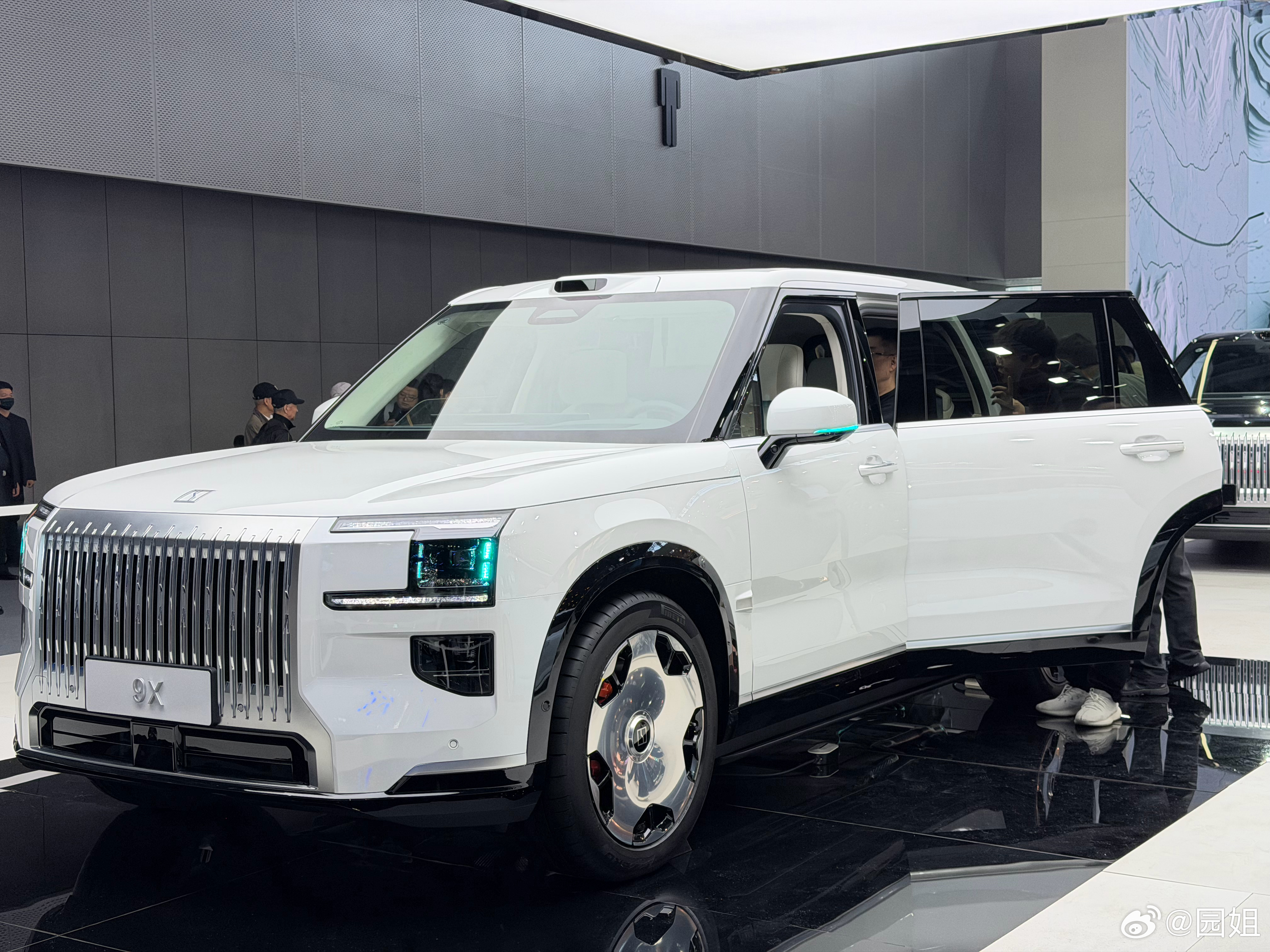 原来极氪9X上市到现在已经交付一万多台了，这个成绩确实很不错哦，毕竟均价50万左