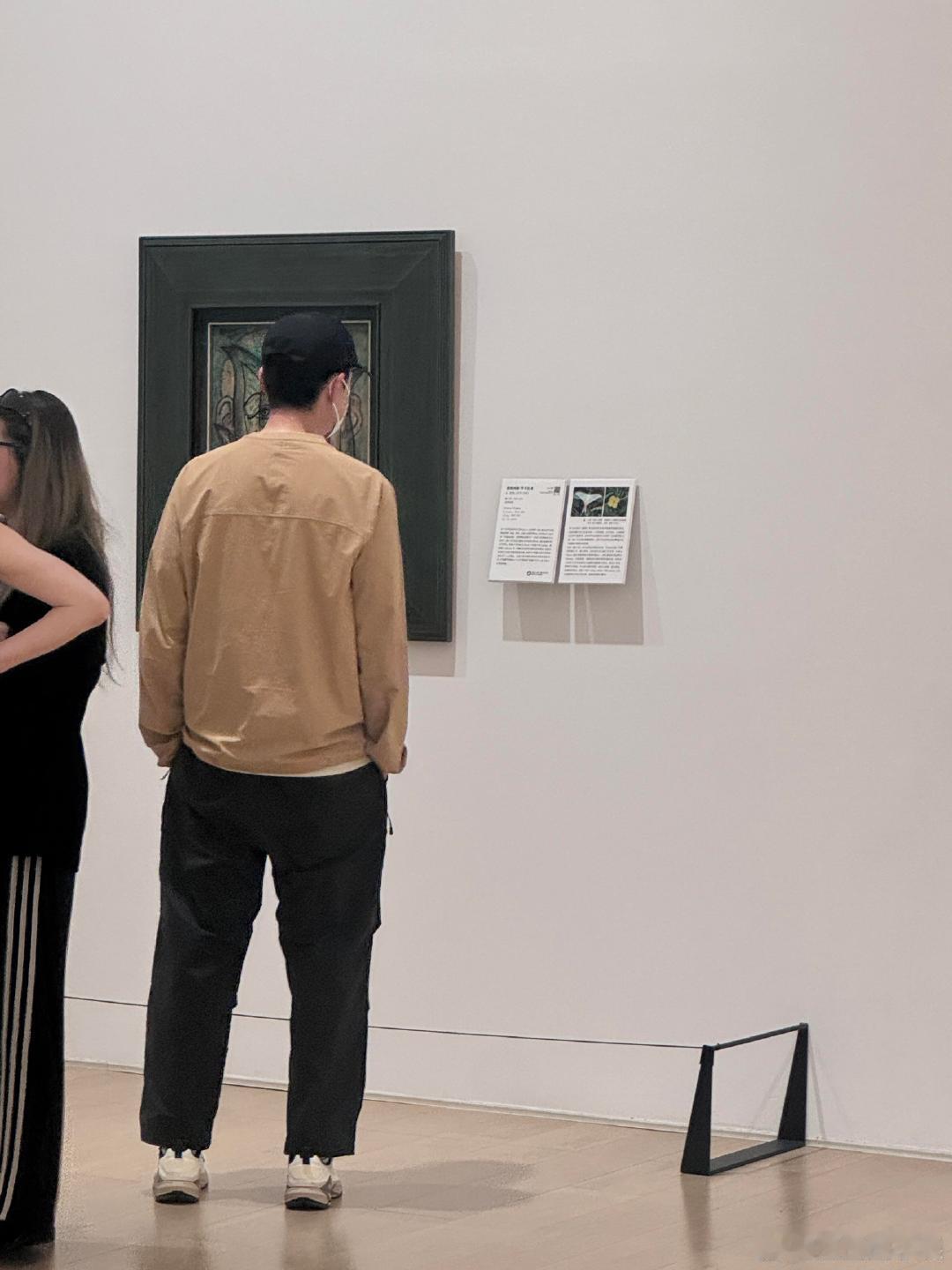 看展偶遇胡歌偶遇胡歌南京看展 偶遇胡歌南京看展，他像一个普通的艺术爱好者，认真记